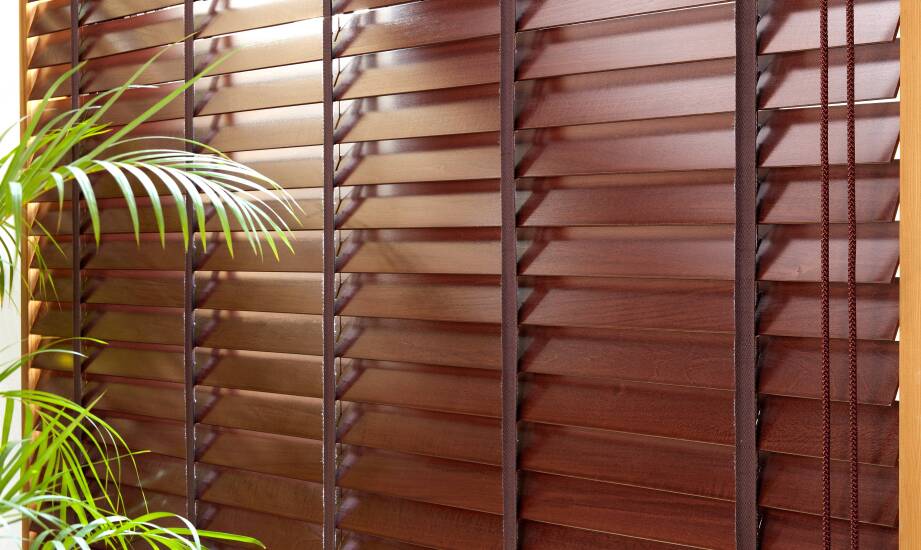 Poradnik: Jak konserwować żaluzje drewniane, by służyły przez lata?