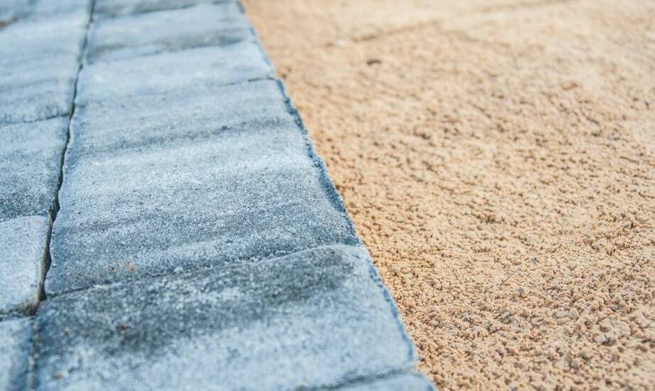 Zalety dachówki z kruszywem naturalnym w projektach inwestycyjnych