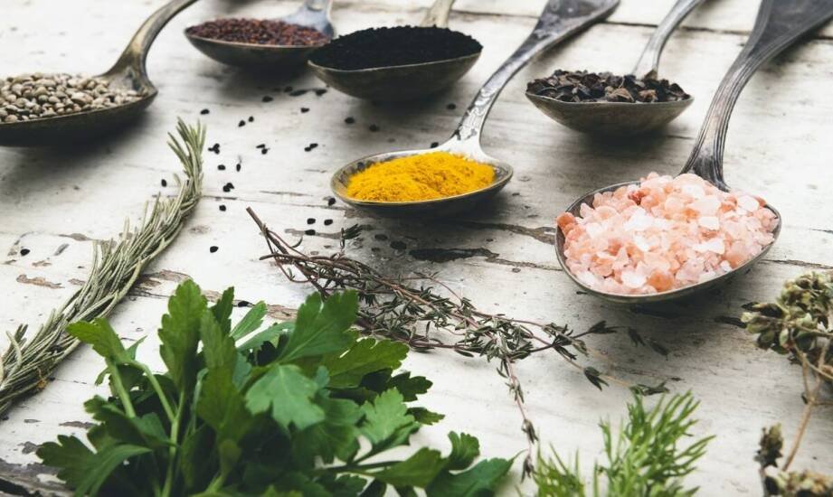 Dlaczego warto wybierać naturalne przyprawy do codziennego gotowania?