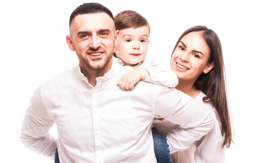 Wybór odpowiednich ubrań do sesji rodzinnej na czarnym tle