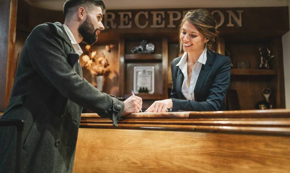 Jakie korzyści przynosi regularne serwisowanie stacji czołowej w hotelach?