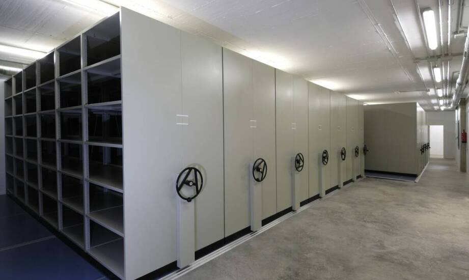 Jak zaplanować montaż regałów przesuwnych z napędem elektrycznym w archiwum?