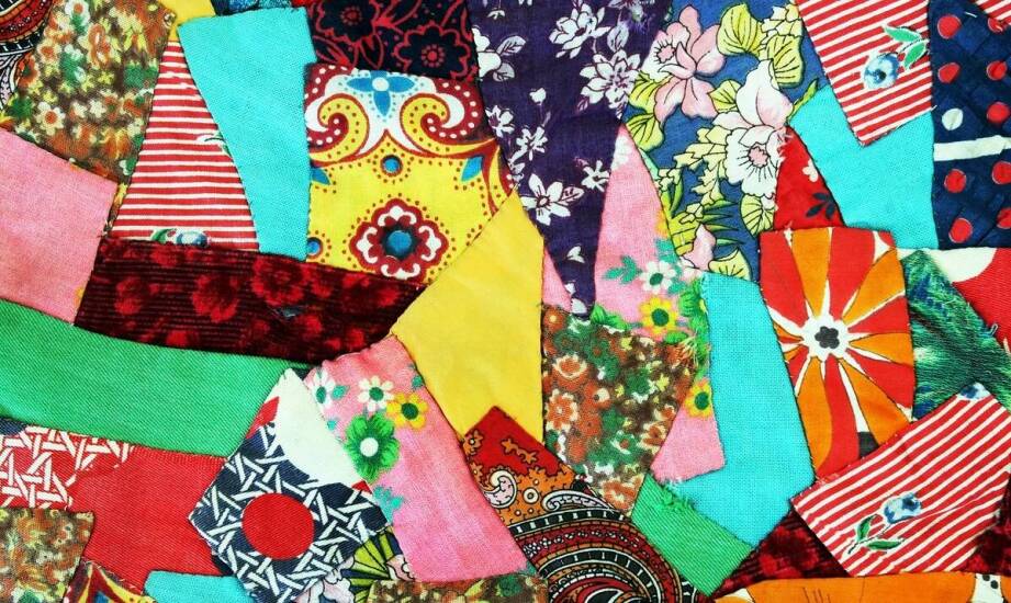 Jakie kolory i wzory dominują w ofercie stolików mozaika?