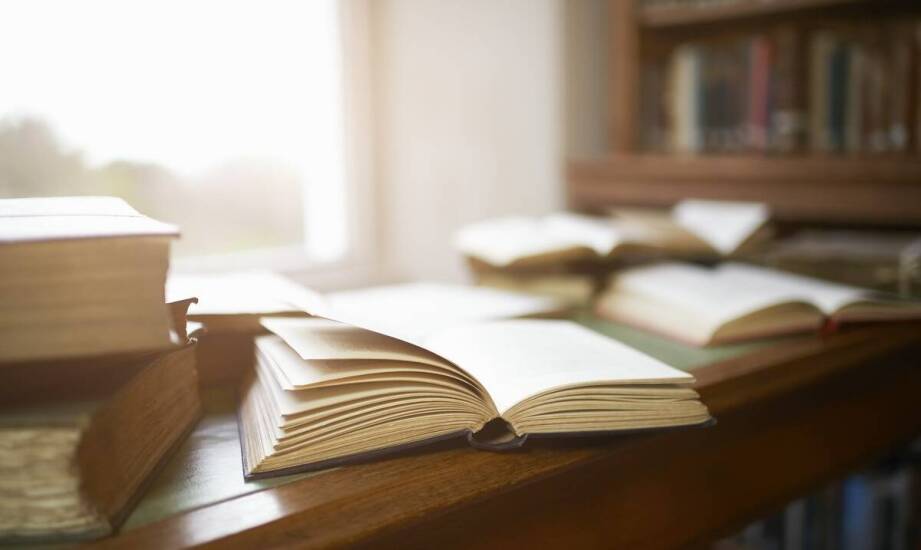 Jakie książki o wartości historycznej można sprzedać w skupie starych książek?