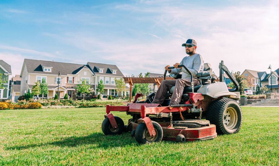 Jakie są kluczowe różnice między traktorkami ogrodowymi różnych marek?