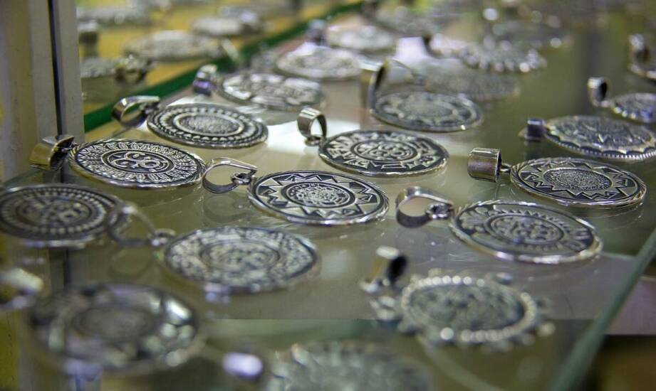 Charmsy srebrne jako element eleganckiej stylizacji – jak je nosić?