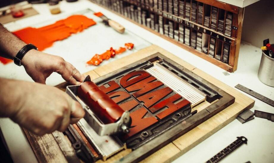 Techniki druku sitodrukowego a ich zastosowanie w produkcji naklejek