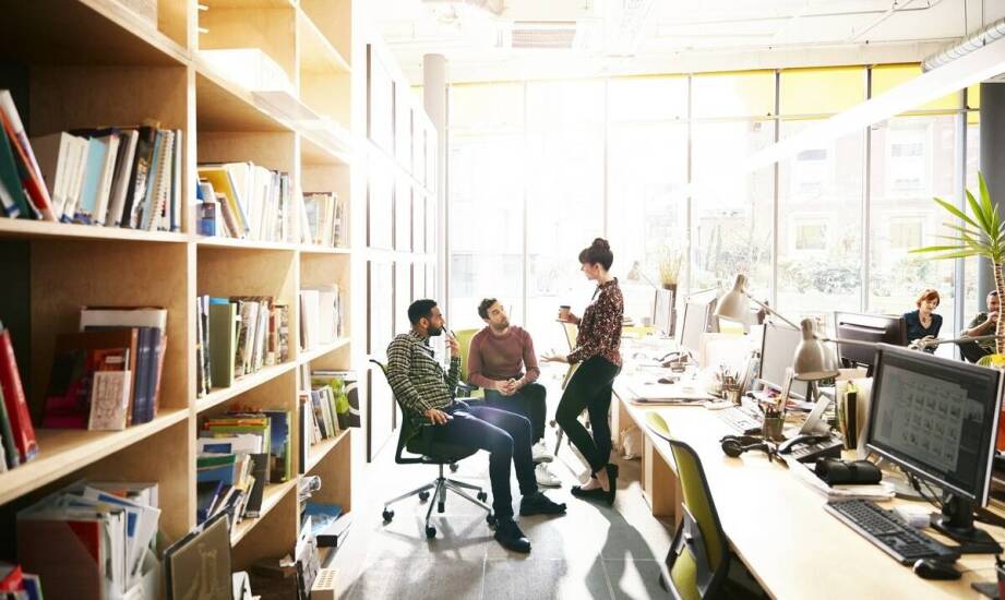 Jak biuro tłumaczeń wspiera tłumaczy w zarządzaniu dokumentacją?