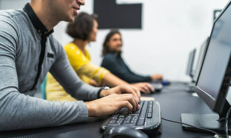 Jakie aspekty są kluczowe przy wyborze biura tłumaczeń niderlandzki do projektów IT?