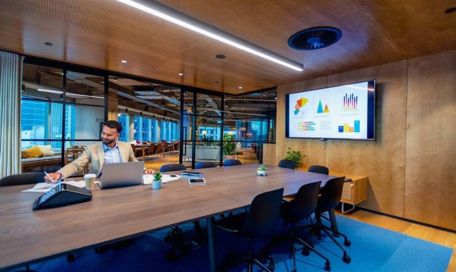 Akustyczne właściwości płyty drewnianej z dziurami w środowisku biurowym