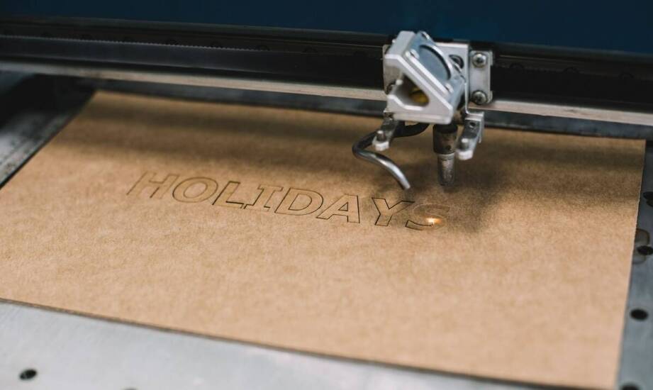 Personalizacja metek kartonowych z dziurką – jak dostosować je do potrzeb marki?