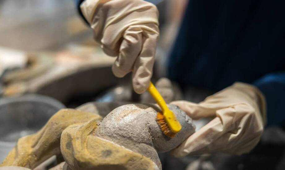 Jakie są etapy profesjonalnej naprawy pomnika urnowego?