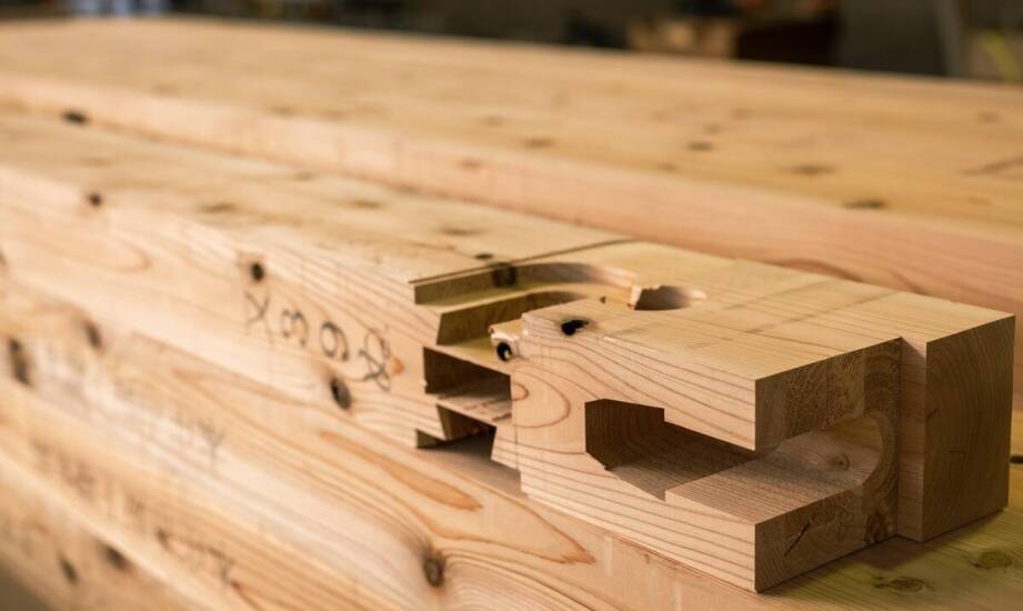 Jak producent więźby dachowej może pomóc w spełnieniu norm budowlanych?