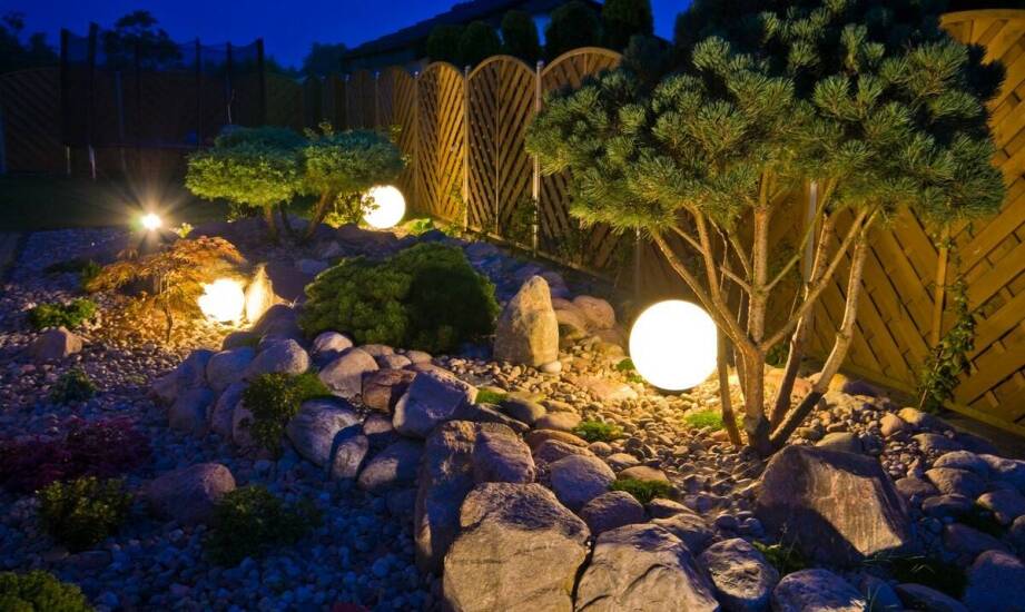 Jak oświetlenie ogrodowe współgra z nawierzchnią z kostki brukowej?