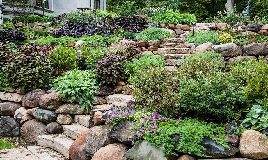 Jak kamienne elementy architektury wpływają na estetykę ogrodu?