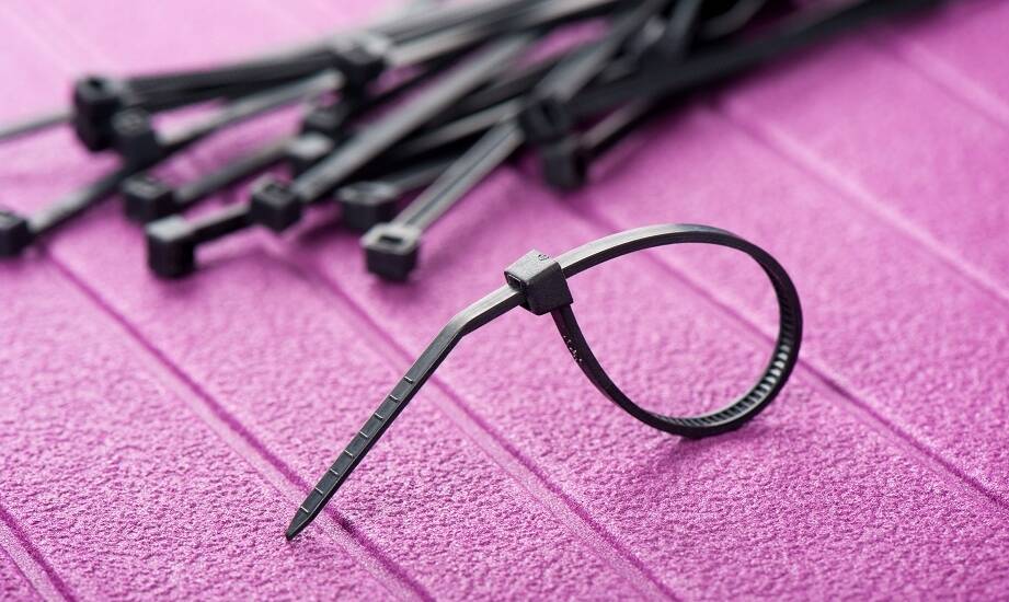 Jakie innowacje pojawiają się w produkcji opasek do kabli?