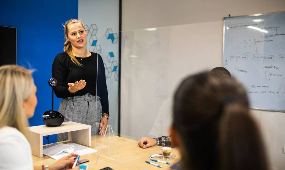 Rola prezentera plexi w strategii wizualnej firmy