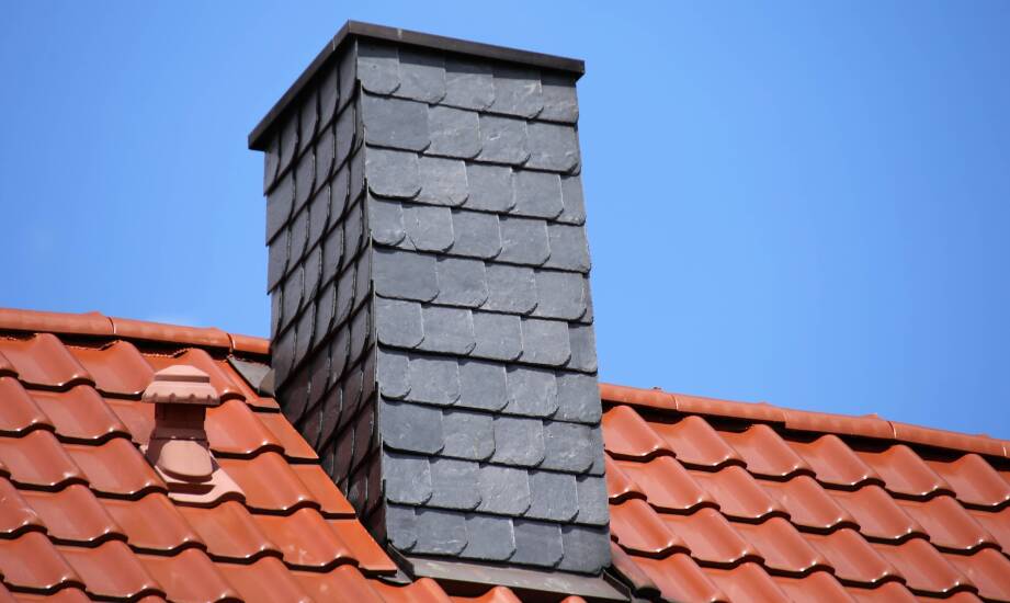 Obróbka komina a bezpieczeństwo konstrukcji – rola blachy