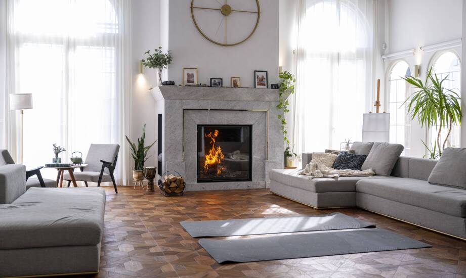 Jak zorganizować przestrzeń wokół kominka w salonie?