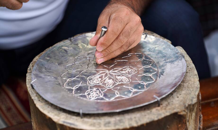 Jak precyzyjny grawer na plexi wspiera proces tworzenia unikalnych urn?