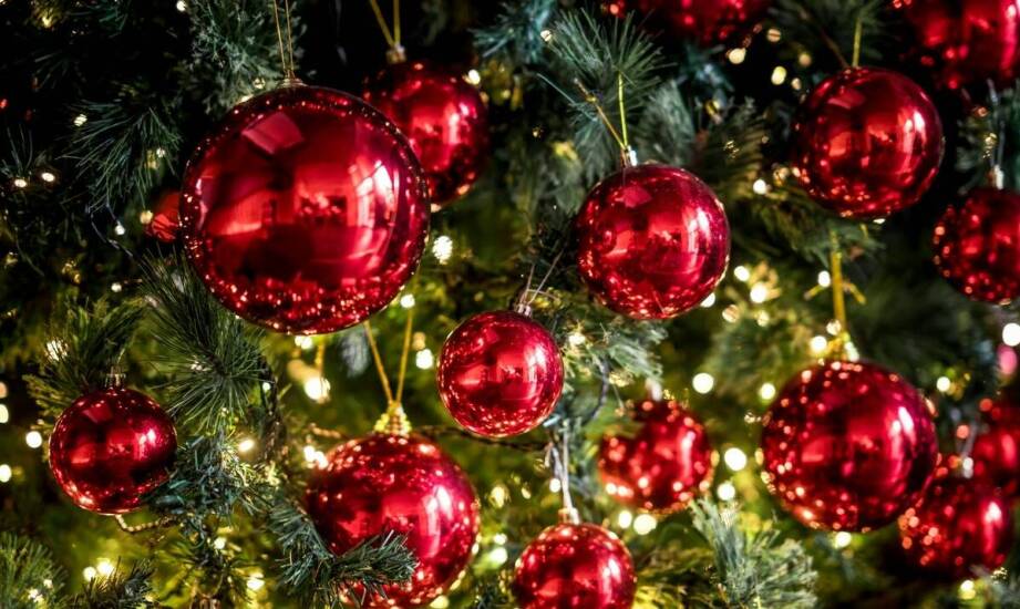 Sztuczny wrzos w dekoracjach bożonarodzeniowych – pomysły i inspiracje