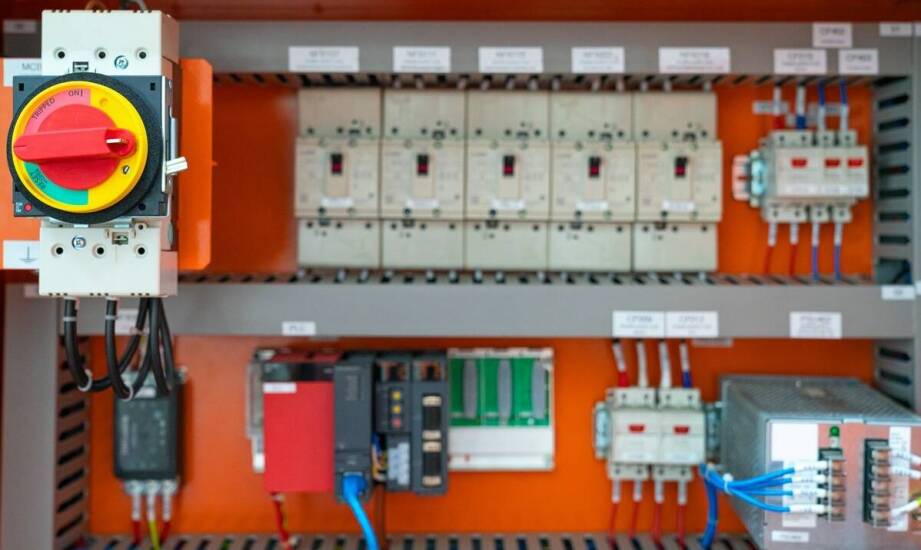 Jakie korzyści przynoszą schematy głównych wyłączników prądu w automatyce budynkowej?