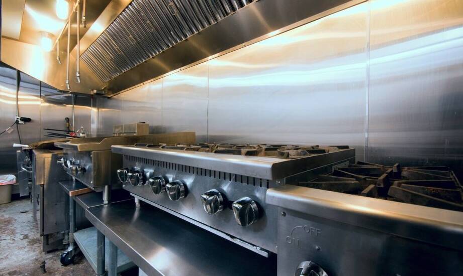 Zalety stosowania profesjonalnych okapów gastronomicznych w kuchniach mobilnych