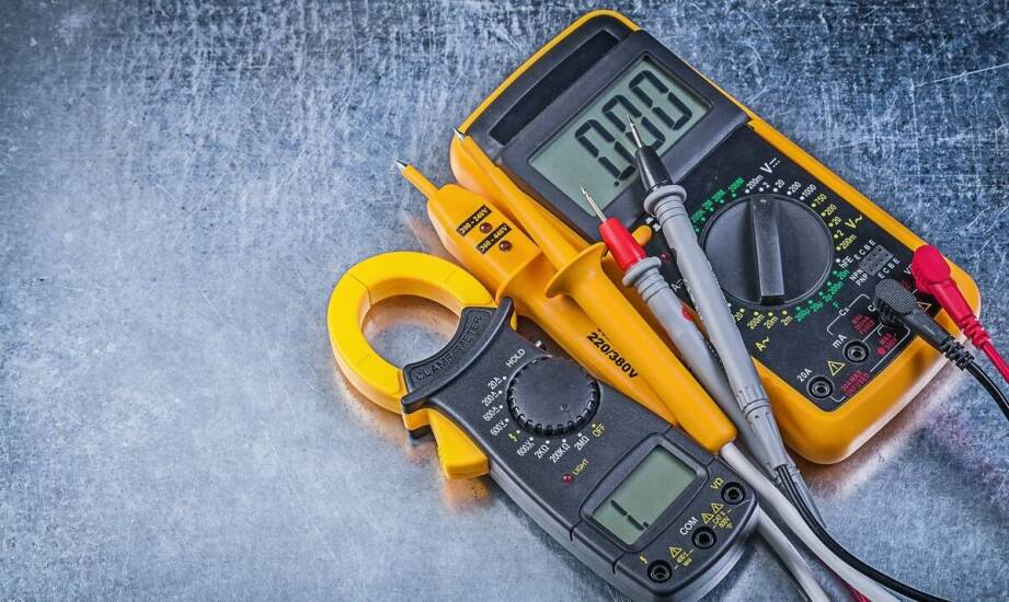 Jakie narzędzia są kluczowe dla specjalistów elektroinstalacyjnych?