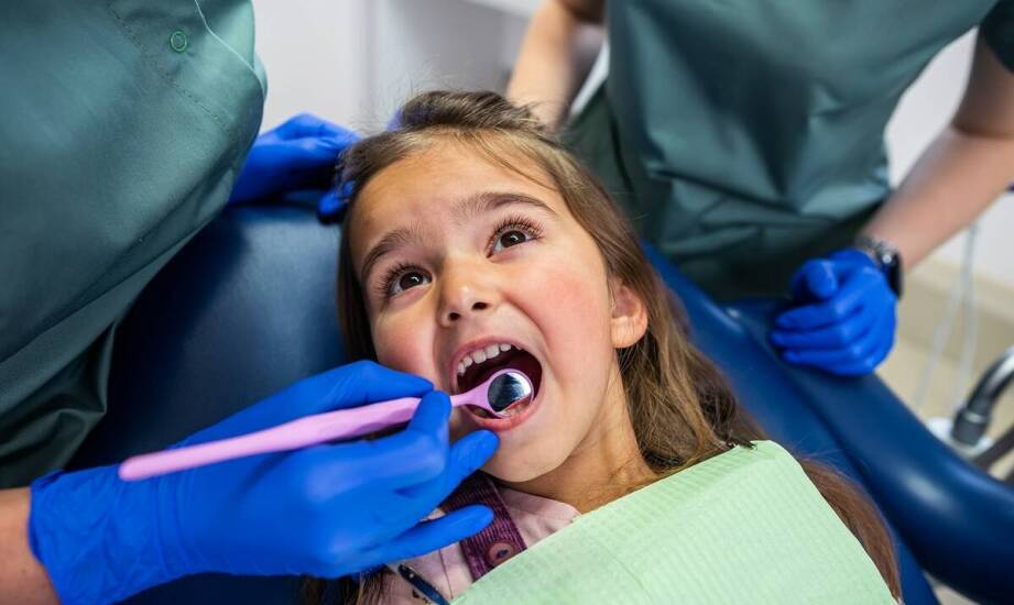 Jak przebiega kompleksowy przegląd jamy ustnej u dziecka?