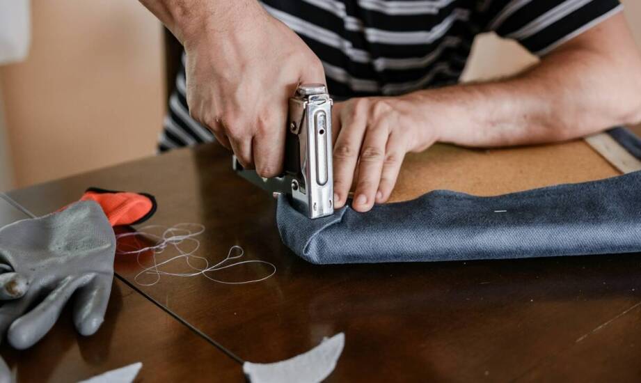 Tapicerowanie wnętrza pojazdów dostawczych – jak poprawić komfort pracy?