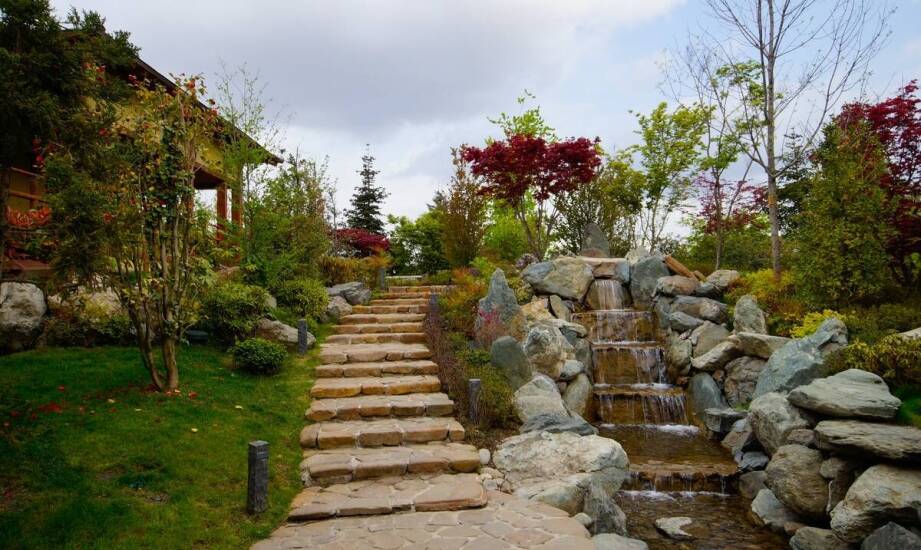 Wybór zbiornika na wodę deszczową a planowanie przestrzeni na działce