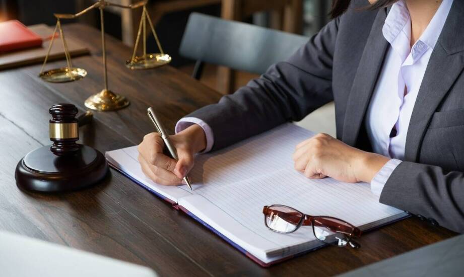 Jak prawnik wspiera klientów w sprawach administracyjnych po rozwodzie?