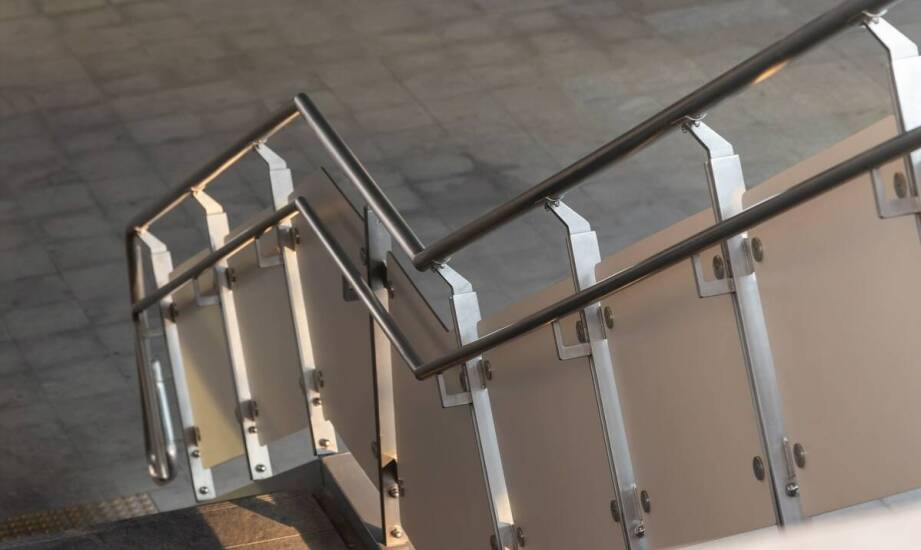 Jak dobrać maskownice do balustrad inox, aby zachować spójność stylistyczną?