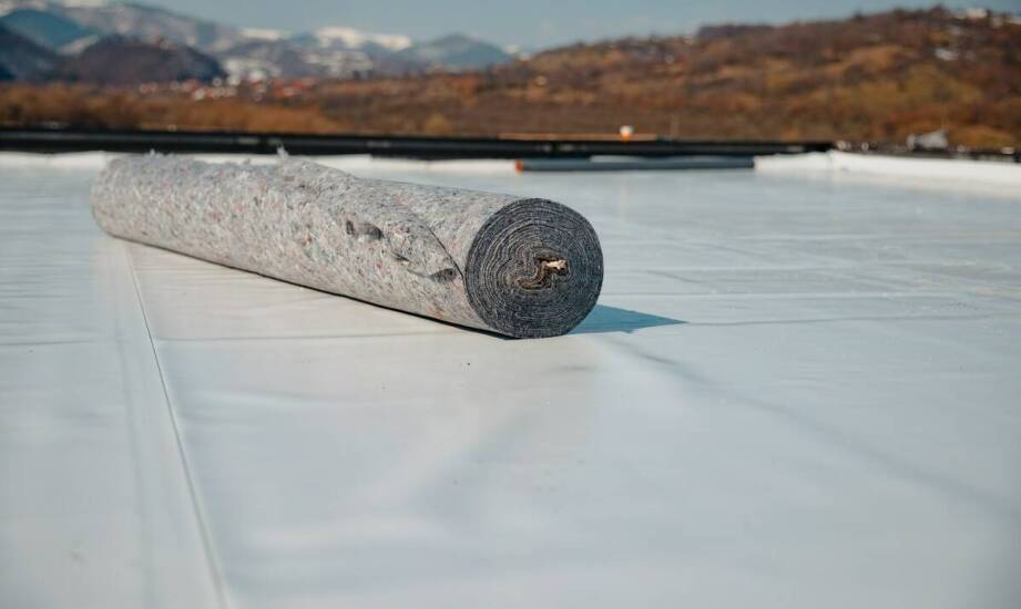 Geowłókniny w zielonych dachach: ich rola w stabilizacji i ochronie roślinności