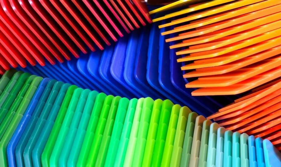 Różnorodność kolorów i rozmiarów plastikowych pojemników warsztatowych