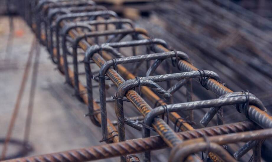 Jakie są wyzwania związane z zastosowaniem prętów okrągłych w dużych konstrukcjach?