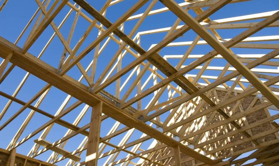 Prefabrykowana więźba a tradycyjna – co wybrać dla swojego projektu?
