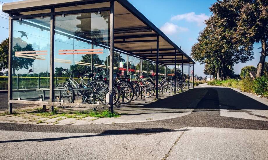 Jak dobrać odpowiednie zadaszenie rowerowe do przestrzeni miejskiej?