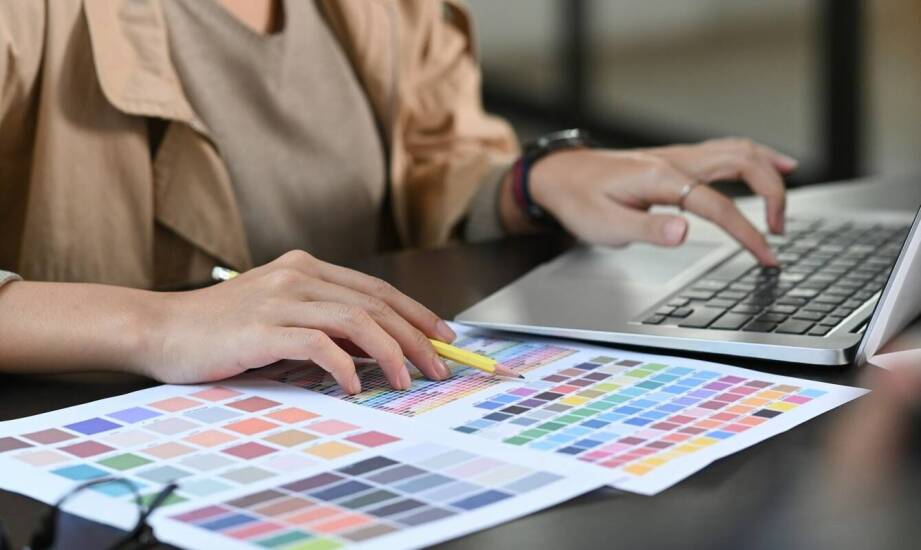 Kolorystyka laptopów HP Pavilion – srebrny vs niebieski: który wybrać?