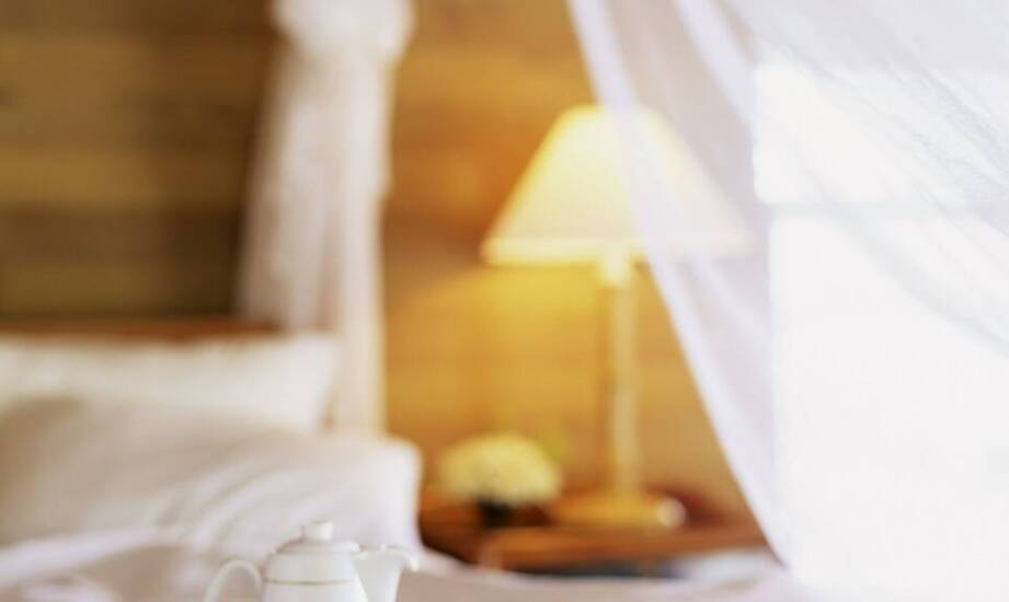 Czym różni się śniadanie hotelowe serwowane w restauracji od tego w pokoju?