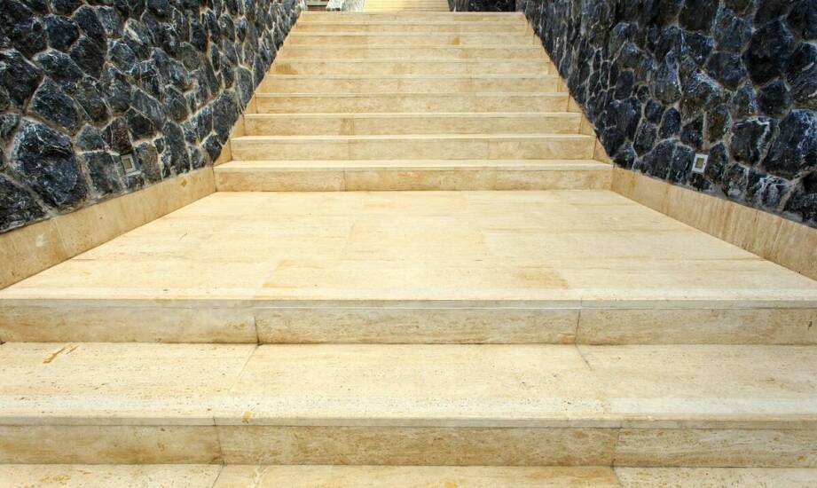 Granitowe schody w nowoczesnych budynkach: połączenie stylu i bezpieczeństwa