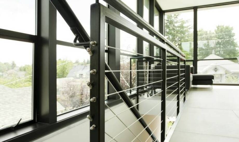 Jakie czynniki wpływają na wybór poręczy schodowych metalowych zewnętrznych?