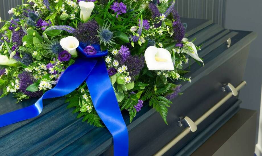 Porównanie żywych i sztucznych kwiatów w kontekście wieńców pogrzebowych