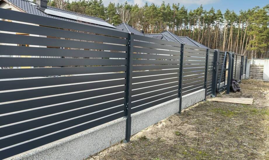 Nowoczesne materiały w produkcji ogrodzeń – analiza trwałości i estetyki