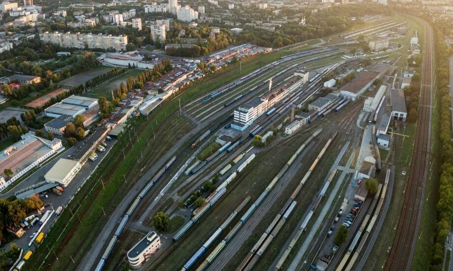 Jak krakowskie firmy logistyczne wspierają rozwój transportu ekologicznego?