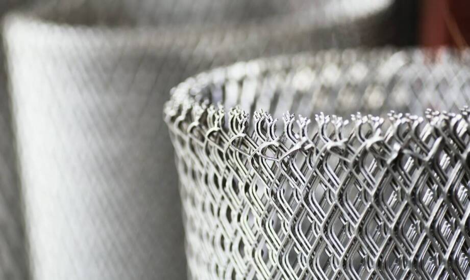 Jakie są najczęstsze błędy przy montażu siatek galwanizowanych i jak ich unikać?