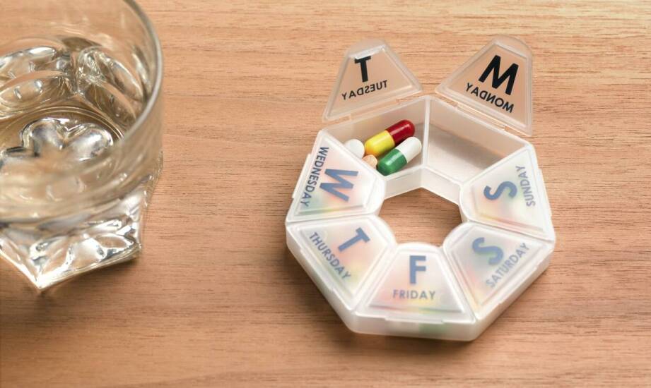 Pudełeczko na tabletki w podróży – jak zadbać o regularne przyjmowanie leków?