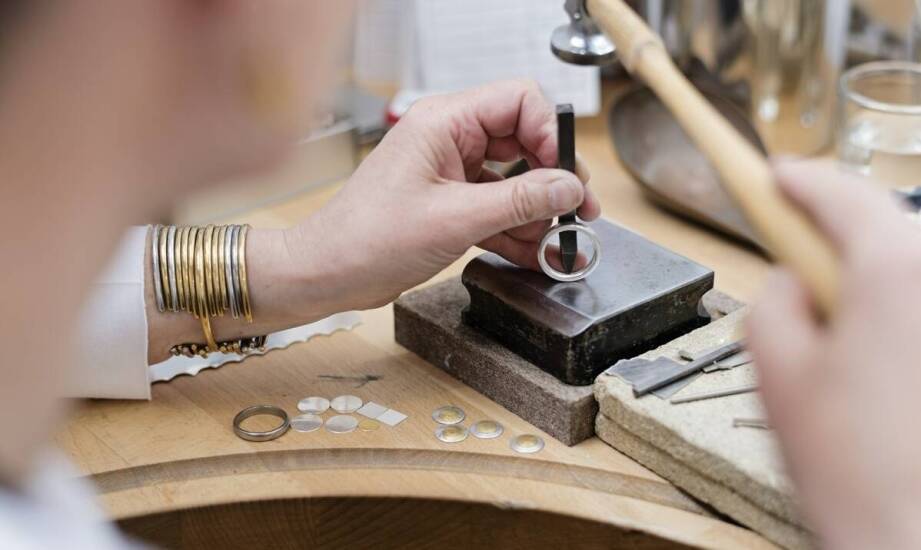 Jakie czynniki wpływają na decyzję o sprzedaży srebra?