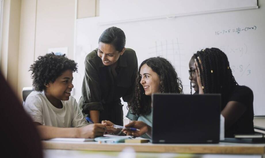 Jak instytut wspiera rozwój umiejętności komunikacyjnych w językach romańskich?