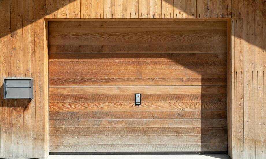 Jakie aspekty brać pod uwagę przy wyborze bram garażowych na zamówienie?